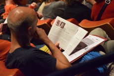 15. Ein allgegenwaertiges Bild - das eingehende Studium des Festivalkatalogs. Hier Filmjournalist Christian Meyer